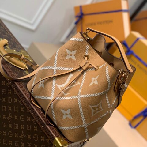 Louis Vuitton LV 刺绣压纹牛皮NéoNoé水桶包M46029