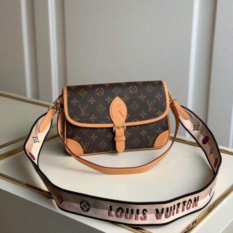 Louis Vuitton LV DIANE 经典老花宽肩带腋下包法棍包 M45985
