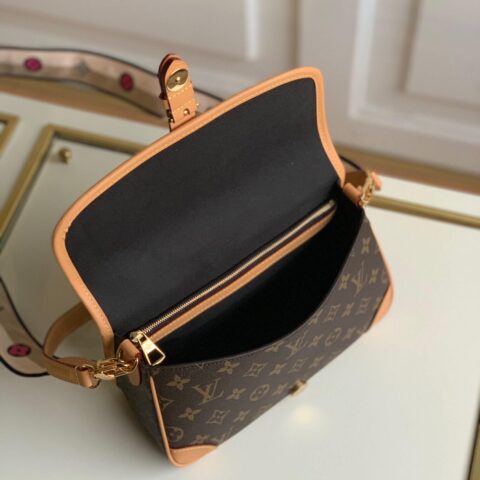 Louis Vuitton LV DIANE 经典老花宽肩带腋下包法棍包 M45985