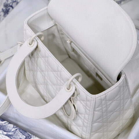 Lady Dior 中号哑光五格戴妃包 M0565白色