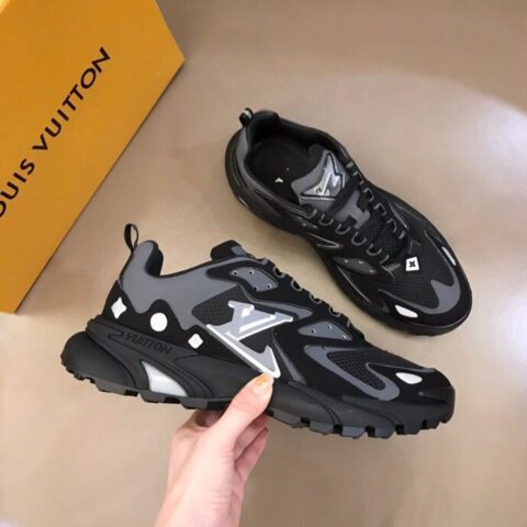 LV/路易威登   2022  Runner Tatic 运动鞋混合网格织物和牛皮革制成的麂皮运动鞋