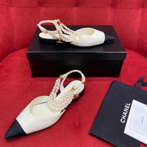 chanel香奈儿    尖头鞋型搭配奶油白鞋面以及珍珠链条凉鞋