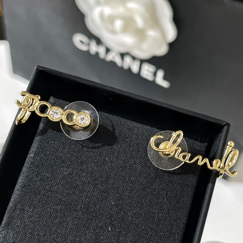 新款CHANEL香奈儿2022 coco字母不对称耳钉耳钩