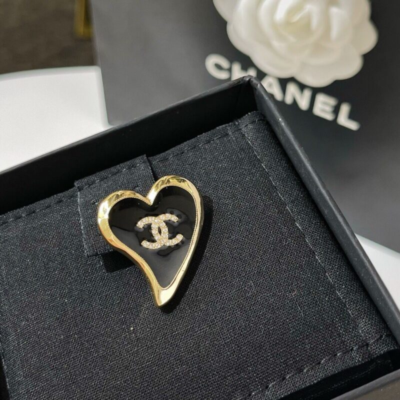 新款CHANEL香奈儿双c黑桃心胸针