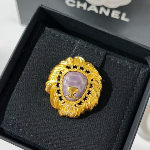 新款CHANEL香奈儿双c金色狮头胸针