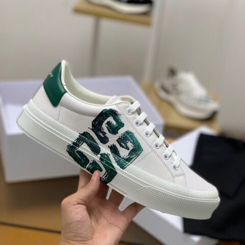 Givenchy/纪梵希    采用牛皮材质，标志性4Ｇ图案新款男士休闲鞋