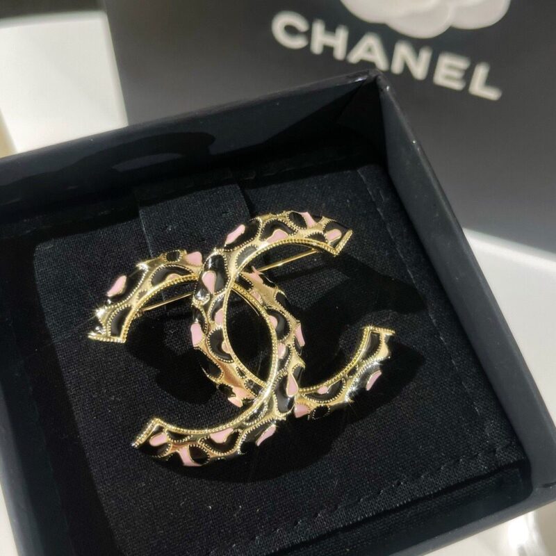 新款CHANEL香奈儿双c豹纹胸针