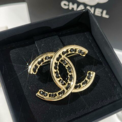 新款CHANEL香奈儿双c黑皮绳胸针