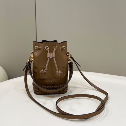 FNEDI芬迪凹凸压印字母𝐥𝐨𝐠𝐨全牛皮迷你小桶包8537