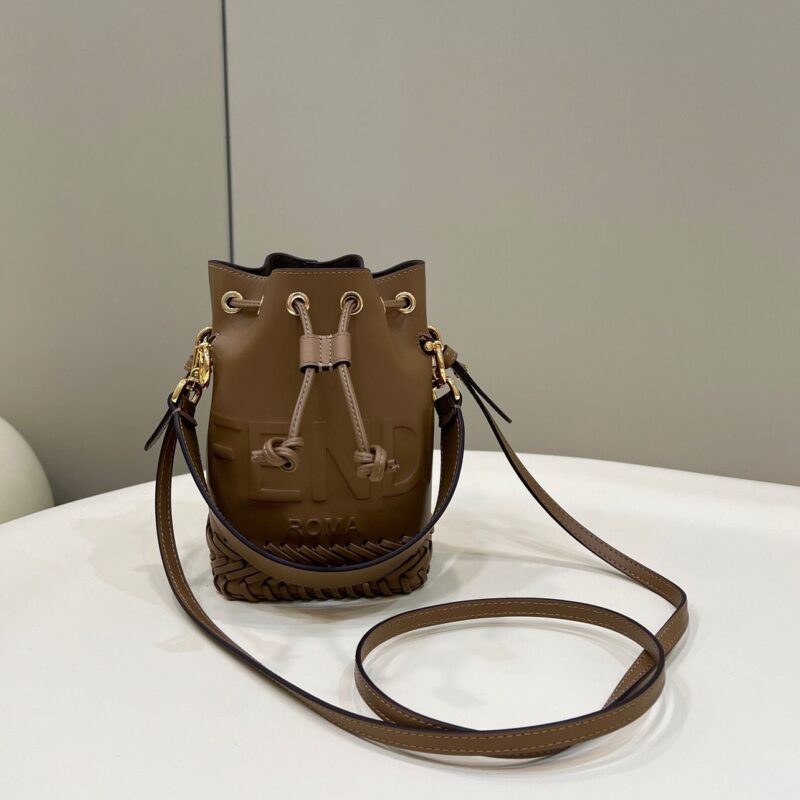 FNEDI芬迪凹凸压印字母𝐥𝐨𝐠𝐨全牛皮迷你小桶包8537