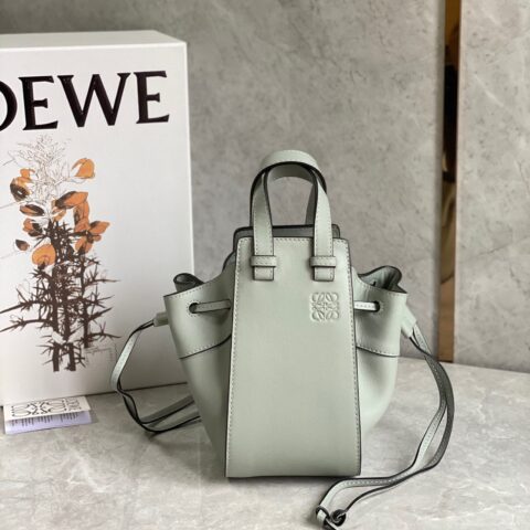 LOEWE罗意威 Mini Hammock bag 吊床包 0501最新灰绿