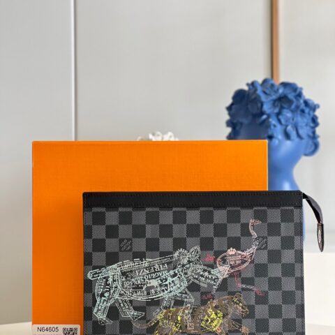 LV Pochette Voyage 野生动物印章图案手拿包 N64605