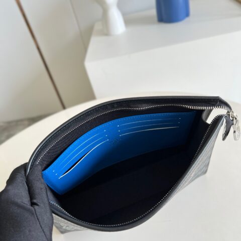 LV Pochette Voyage 野生动物印章图案手拿包 N64605