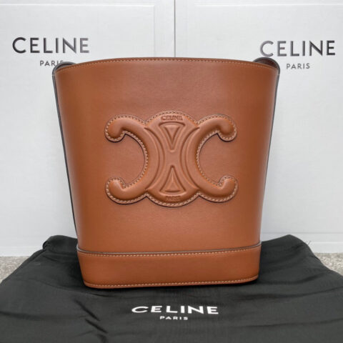 CELINE2022s春夏新品CUIR TRIOMPHE小号牛皮凯旋门水桶包198243焦糖色