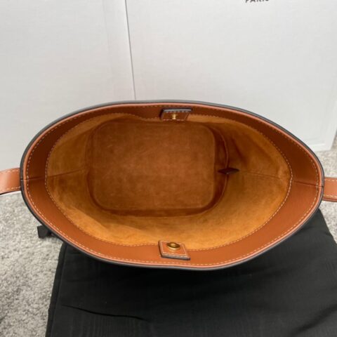 CELINE2022s春夏新品CUIR TRIOMPHE小号牛皮凯旋门水桶包198243焦糖色