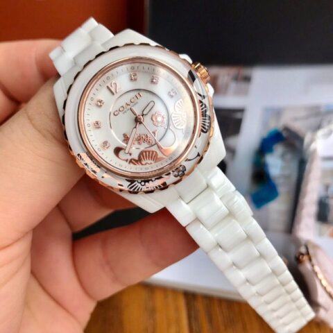 coach经典马车logo表带表壳用优质白色陶瓷表盘内嵌一圈水钻腕表