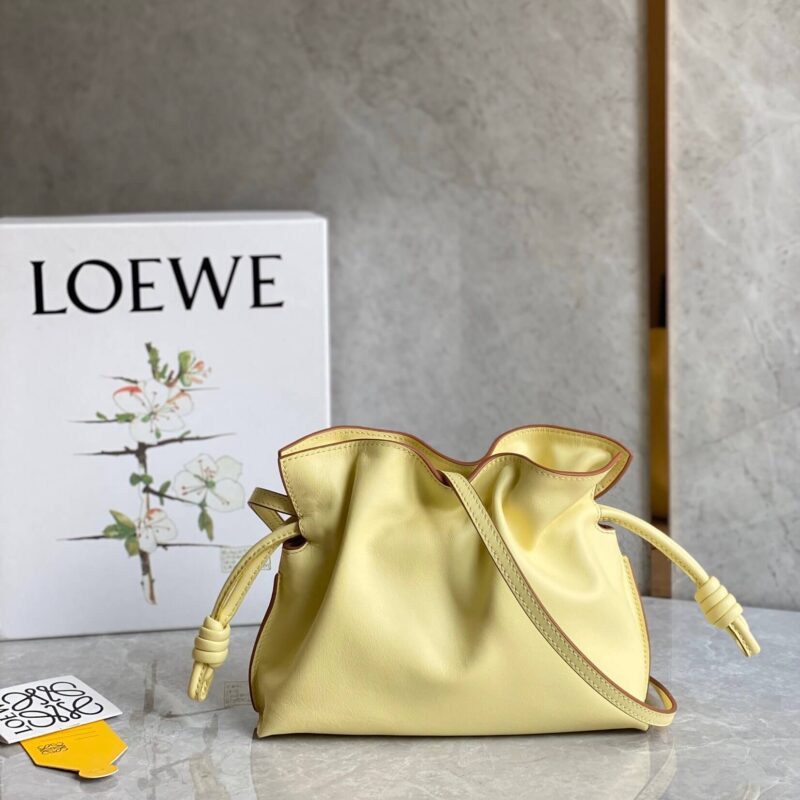 LOEWE罗意威Flamenco系列小牛皮束口抽绳福袋 0539奶黄