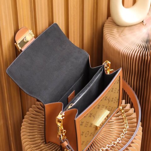 Louis Vuitton LV ➼𝘿𝘼𝙐𝙋𝙃𝙄𝙉𝙀 达芙妮邮差包 M44391