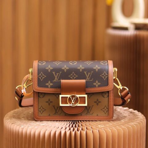 Louis Vuitton LV ➼𝘿𝘼𝙐𝙋𝙃𝙄𝙉𝙀 达芙妮邮差包 M44580