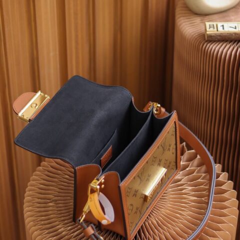 Louis Vuitton LV ➼𝘿𝘼𝙐𝙋𝙃𝙄𝙉𝙀 达芙妮邮差包 M44580