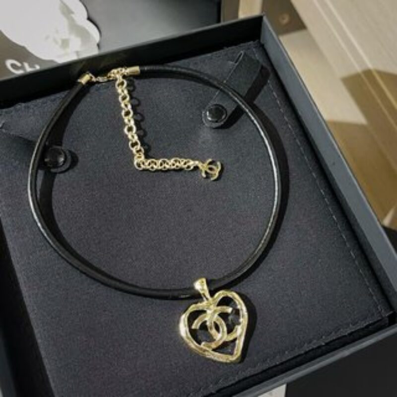 新款☑️CHANEL香奈儿双c桃心黑皮绳项圈项链