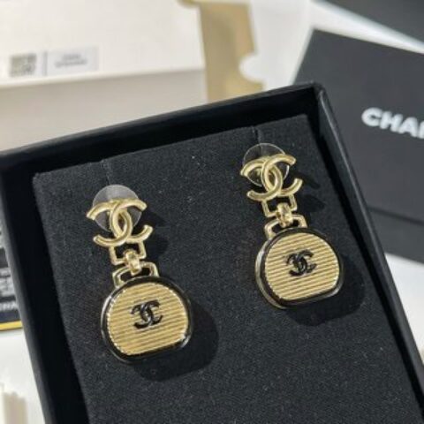 新款☑️CHANEL香奈儿双c圆饼包包耳钉耳环