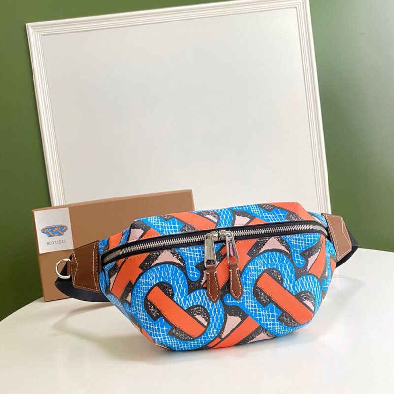 Burberry巴宝莉专属标识印花环保帆布胸包