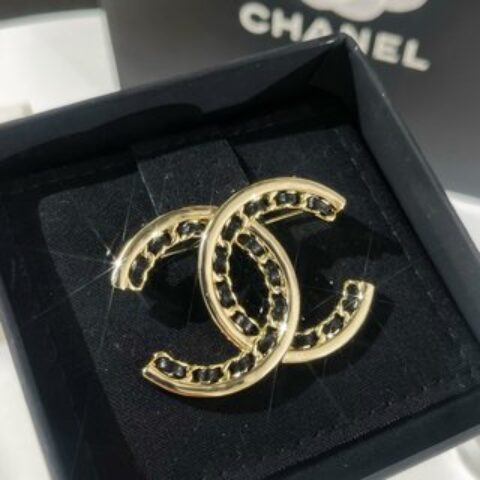 新款☑️CHANEL香奈儿双c黑皮绳胸针