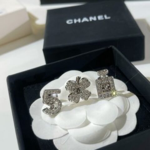 新款☑️CHANEL香奈儿双c 5字 香水瓶 四叶草胸针