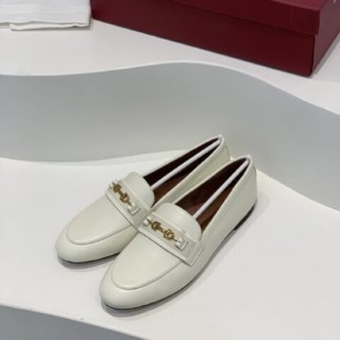Salvatore Ferraga*o/菲拉*慕   进口小羊皮制成早春最新Gancini系列女士平底鞋