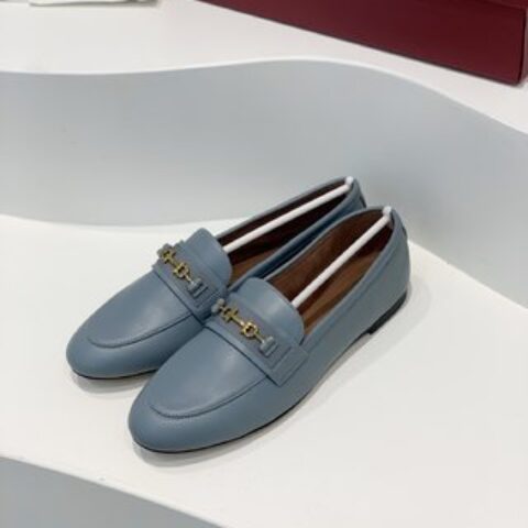 Salvatore Ferraga*o/菲拉*慕   进口小羊皮制成早春最新Gancini系列女士平底鞋