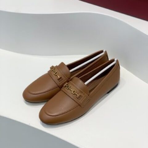 Salvatore Ferraga*o/菲拉*慕   进口小羊皮制成早春最新Gancini系列女士平底鞋
