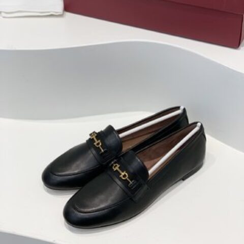 Salvatore Ferraga*o/菲拉*慕   进口小羊皮制成早春最新Gancini系列女士平底鞋