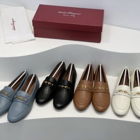 Salvatore Ferraga*o/菲拉*慕   进口小羊皮制成早春最新Gancini系列女士平底鞋