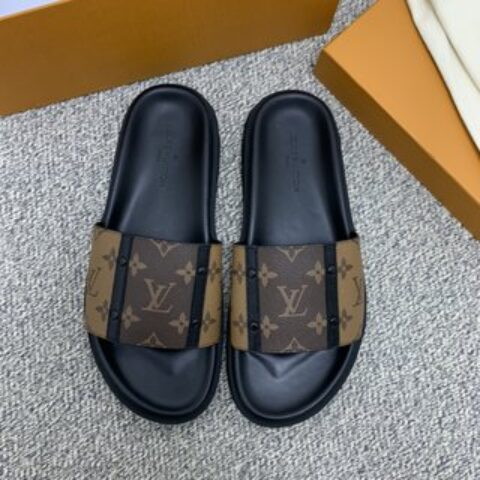 LV/路易威登   侧边缀以Monogram花卉图案经典的老花PVC男士凉鞋