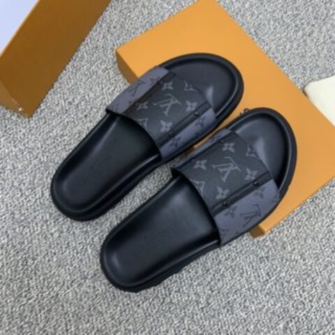 LV/路易威登   侧边缀以Monogram花卉图案经典的黑灰色PVC男士凉鞋