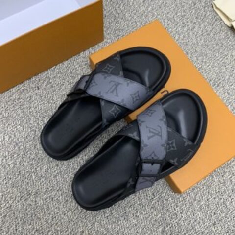 LV/路易威登   侧边缀以Monogram花卉图案经典的黑灰色PVC男士凉鞋
