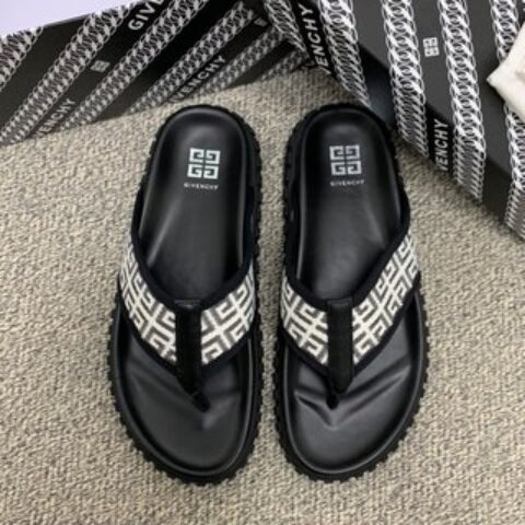 纪梵希   采用经典的黑色和白色双Ｇ印花针织与黑色男士凉鞋