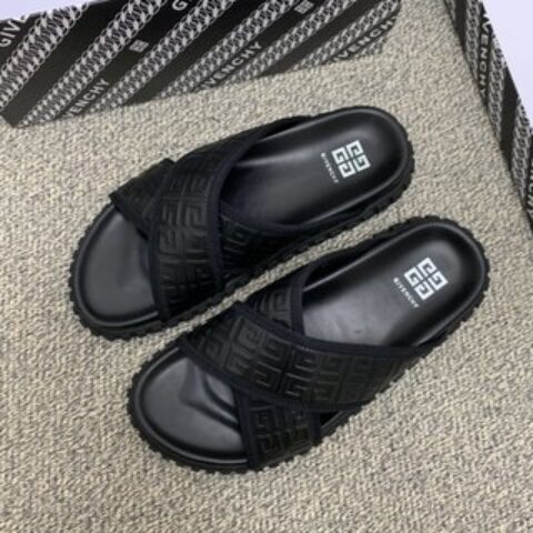 Givenchy纪梵希    采用经典的黑色双Ｇ印花男士凉鞋