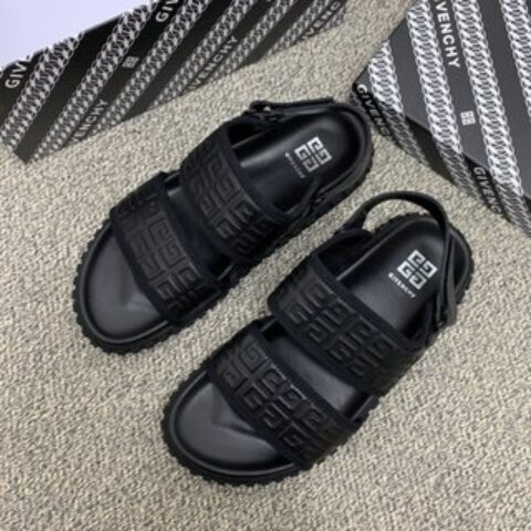 Givenchy纪梵希    采用经典的黑色双Ｇ印花男士凉鞋