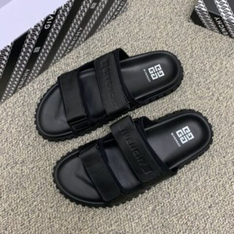 Givenchy纪梵希    采用经典的黑色双Ｇ印花男士凉鞋