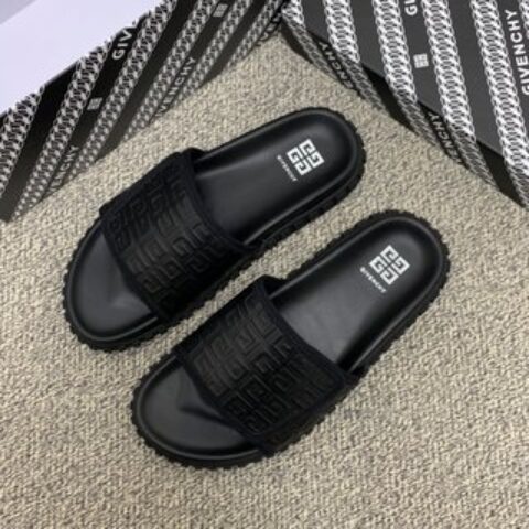 Givenchy纪梵希    采用经典的黑色双Ｇ印花男士凉鞋