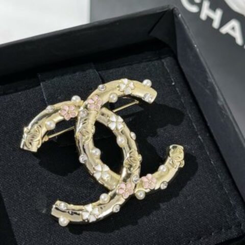 新款☑️CHANEL香奈儿双c白色粉色四叶草珍珠胸针