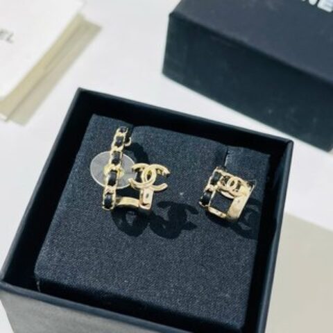 新款☑️CHANEL香奈儿黑皮绳双c不对称耳钉耳夹