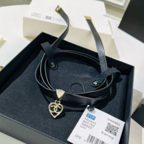 新款☑️CHANEL香奈儿镂空爱心双c黑皮绳项链颈链