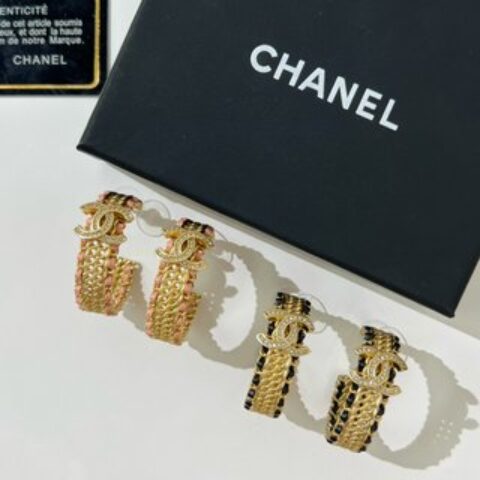 新款☑️CHANEL香奈儿双c粉黑皮绳耳钉耳环
