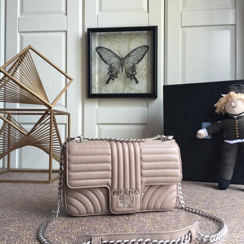 PRADA普拉达进口小牛皮链条包1BD108