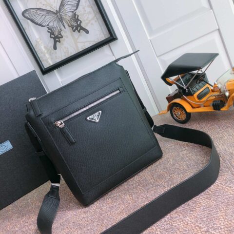 PRADA普拉达进口Saffano皮革材质斜挎包2VG062