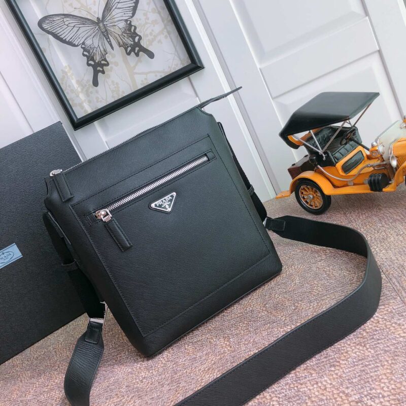 PRADA普拉达进口Saffano皮革材质斜挎包2VG062