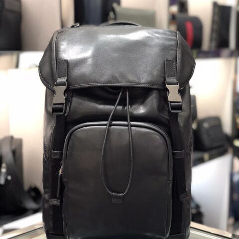 PRADA普拉达进口小牛皮材质男士双肩背包2VZ135